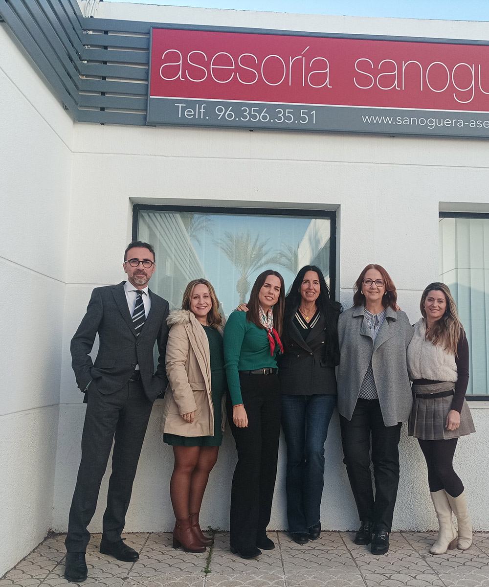 el equipo de Sanoguera junto a Marta López, socia y consultora de Intelema