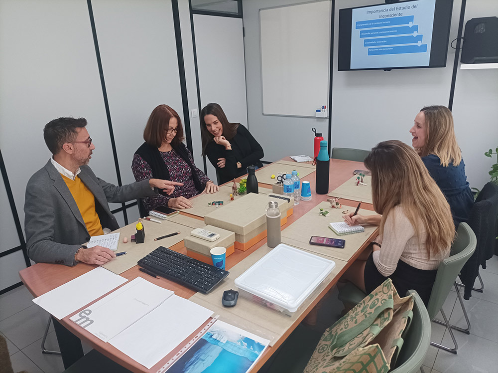 equipo de Sanoguera participando en uno de los talleres de coaching de Intelema